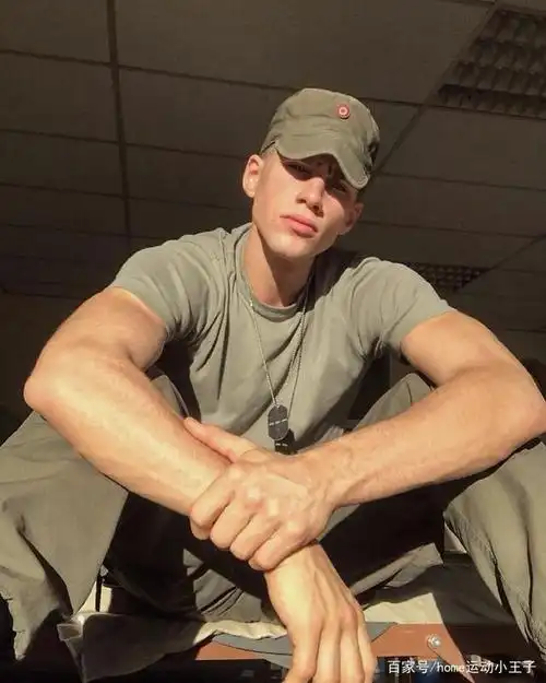 国外军营寸头肌肉大兵,痞帅痞帅的样子,是你喜欢的类型吗?