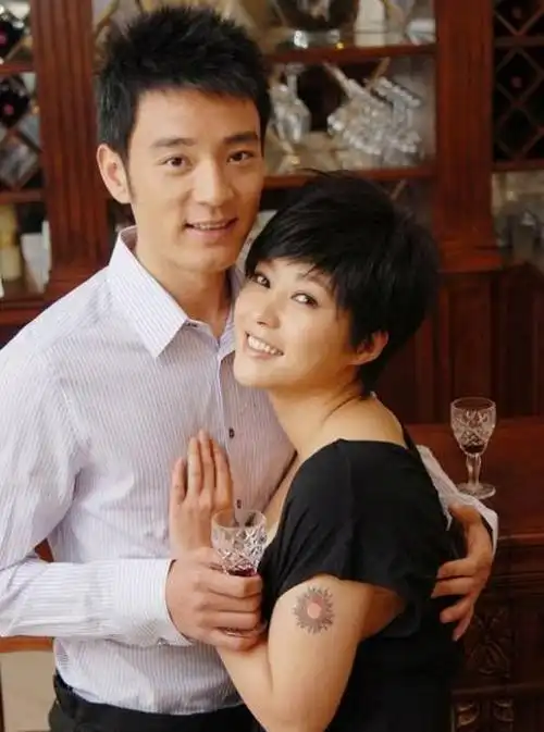 曾先后和王珞丹,殷桃等女星传出绯闻,成为娱乐圈的热门话题.