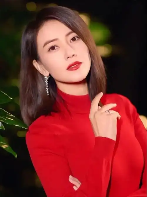 没想到高圆圆身材这么好腰臀比很惊艳穿红裙优雅又高级