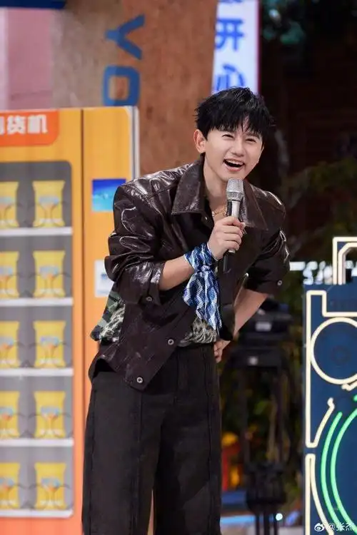 棕色皮夹克复古又帅气,好期待杰哥玩泼水游戏的环节 67张杰复古美拉