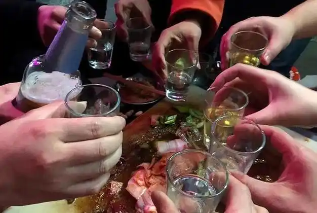 去朋友家喝酒这4句客气话别当真别不懂装懂容易讨人嫌