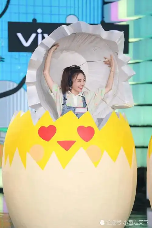 张雨绮快本牛仔吊带裤写真