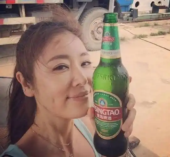 女星醉酒失态,你见过几个?最后一个豪放到高举内裤狂甩!