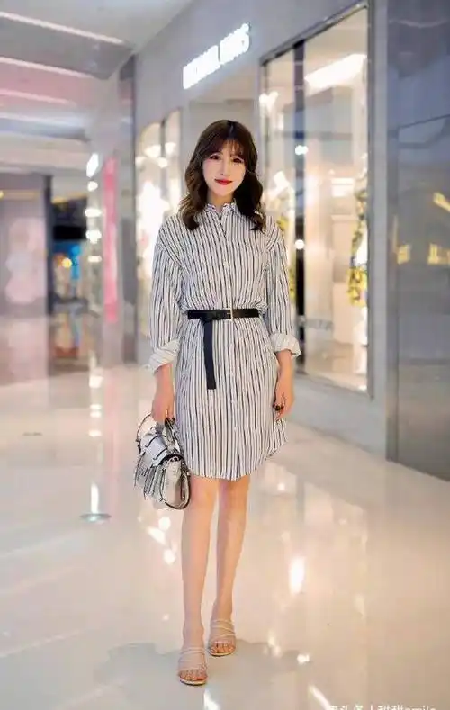 美女白色连衣裙搭配一双尖头的黑色高跟鞋带着优雅与时尚