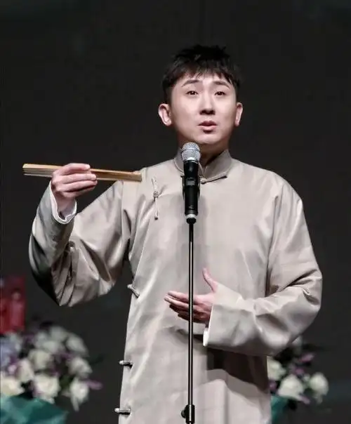 郭德纲徒弟疑似恋情曝光深夜载女生郊区爬山举止亲密挽手热聊