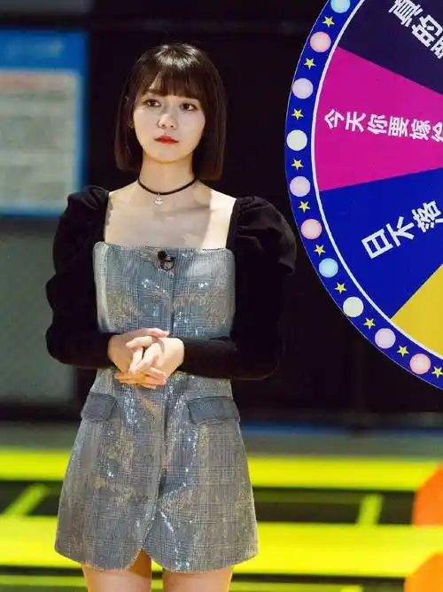 原创18岁参加创造101出道今穿皮衣高腰裤配短靴帅气吸睛