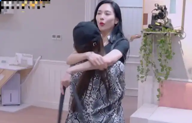 乘风破浪孟佳一把抱起王霏霏谁注意放下时候王霏霏说啥