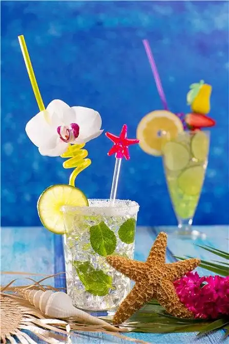 薄荷叶松香_柠檬_鸡尾酒_热带_蓝色_木头_高清图片_全景视觉