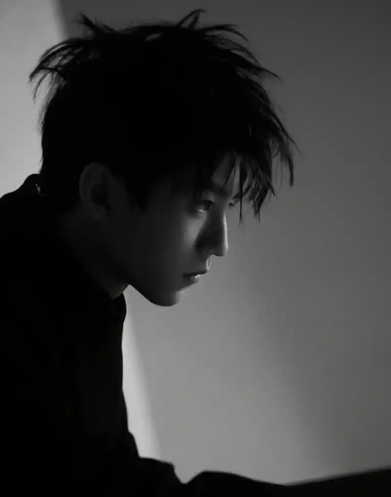 王俊凯黑白侧颜大片,英气侧颜灼灼眼神温柔藏不住