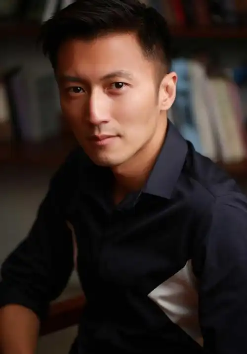 谢霆锋巅峰期曾让刘德华赞叹,如今为何不温不火?