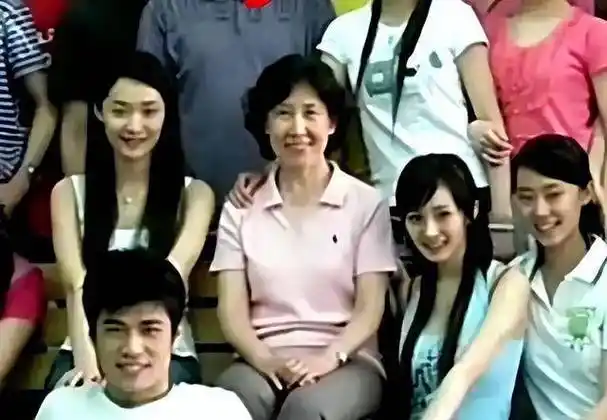 杨幂和张小斐居然是大学同学而且合影中两人基本都是靠在一起的