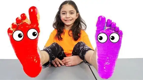 儿童游戏:小妹妹的脚丫子涂上了彩色颜料-母婴亲子视频-搜狐视频