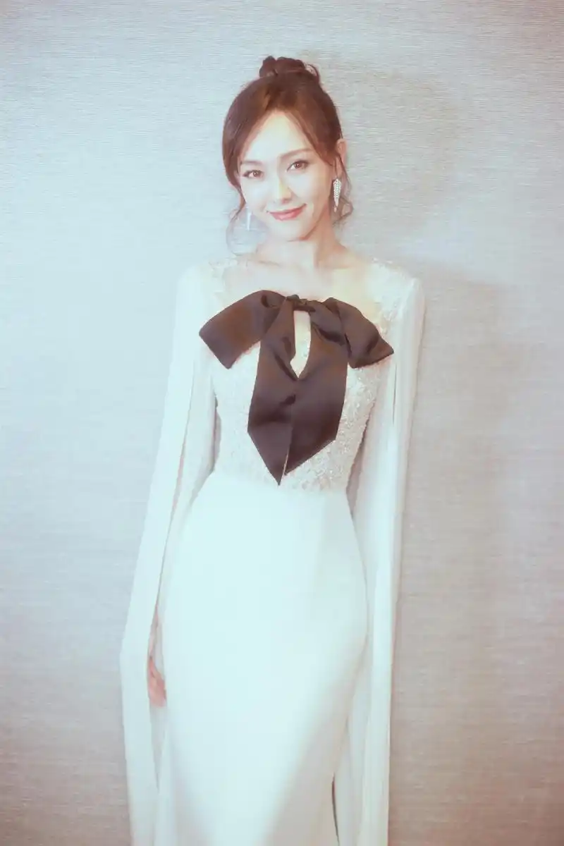 唐嫣白色复古长裙礼服性感高清图片