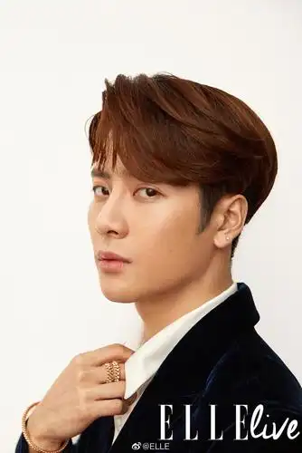 来自王嘉尔最新的美颜暴击