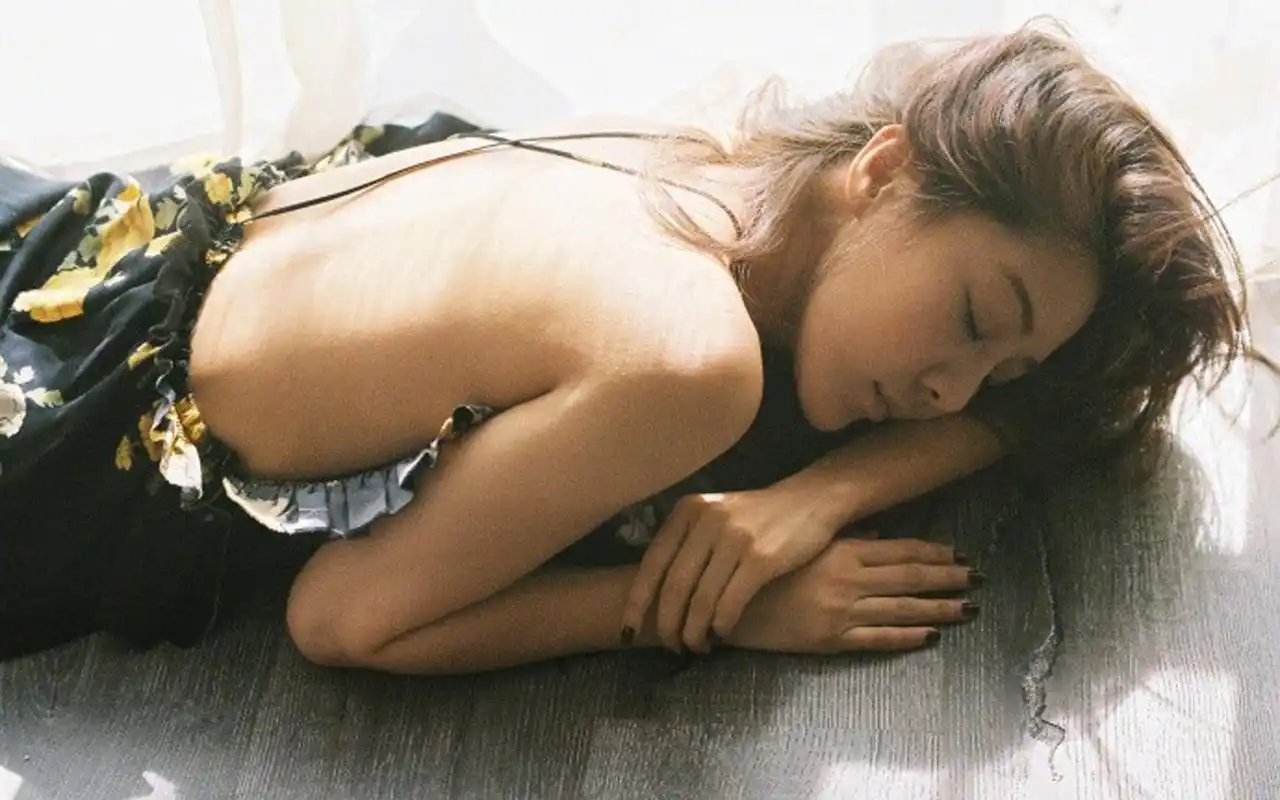 邓家佳性感露背妩媚迷离写真高清壁纸