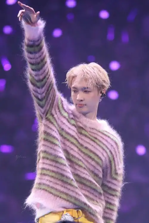 张艺兴[超话]#嘟嘟嘴和笔芯宝宝超级超级超级可爱231202@张艺兴