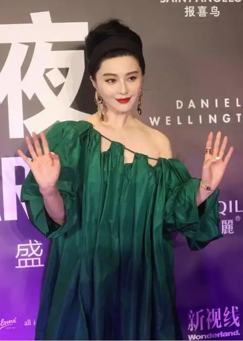 范冰冰为了复出也是拼了,普通裙子硬是"露肩"穿,大耳环最抢镜