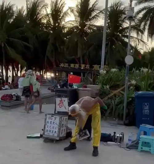海南白发苍苍的老大爷光着膀子在街头卖艺引网友盛赞有尊严