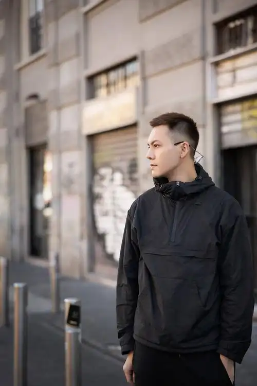 陈伟霆米兰男装周街拍,寸头蛮帅的,他好喜欢眼镜.