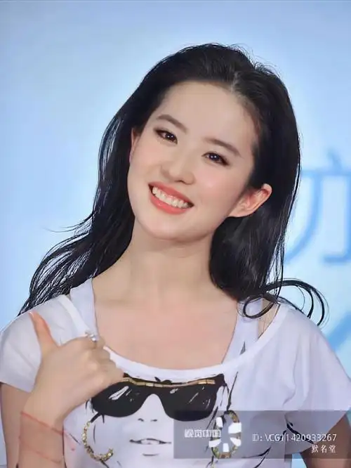 给八月一个热情洋溢的微笑刘亦菲