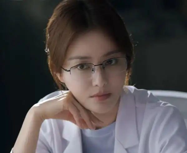 《唐医生》秦岚很美很有气质,演技也不错,但感情线太狗血了