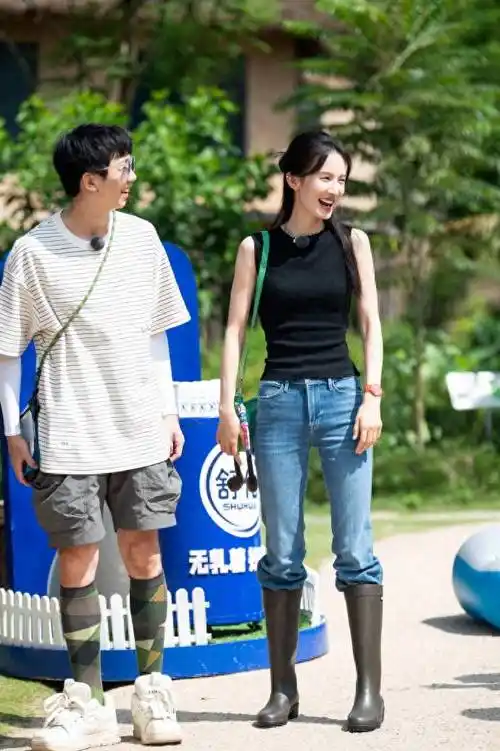 金晨打水仗被迫卸妆了,西瓜长泳衣外搭粉色卫衣,初秋穿搭很任性_白色