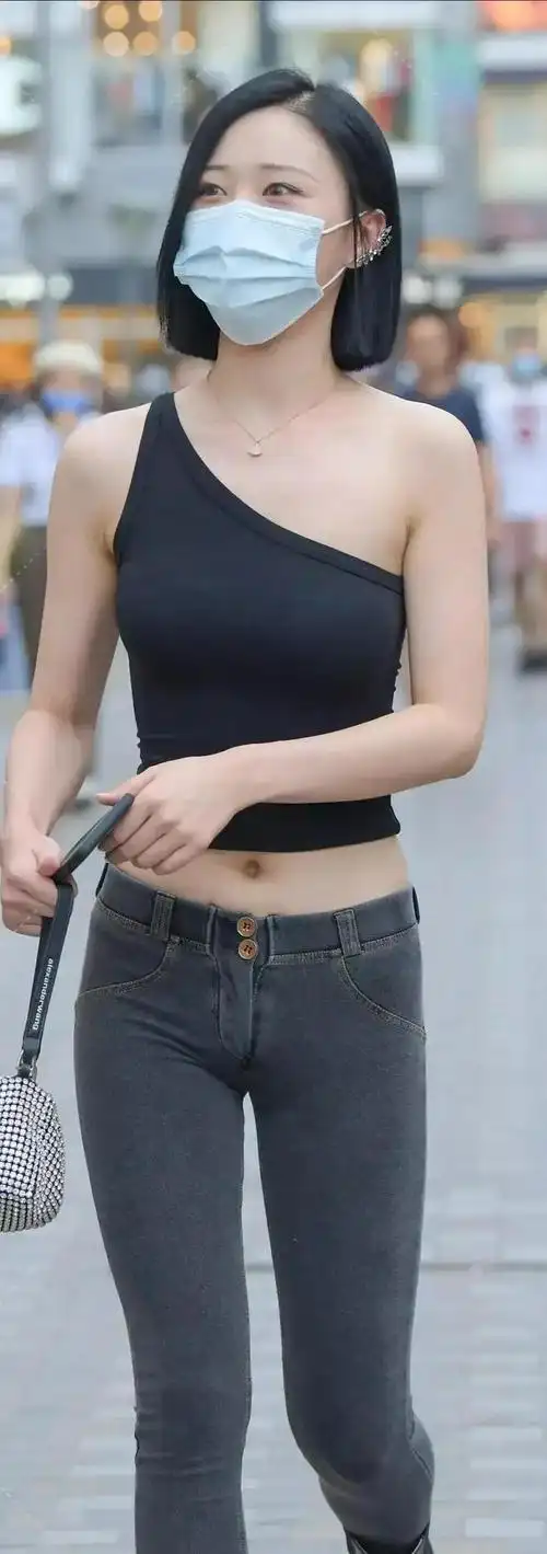 修身低腰牛仔裤穿在身上很慵懒搭配斜肩背心却很时尚显腰线