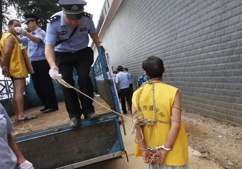 湖南娄底警方开展公捕公判 52名嫌疑人游街(组图)