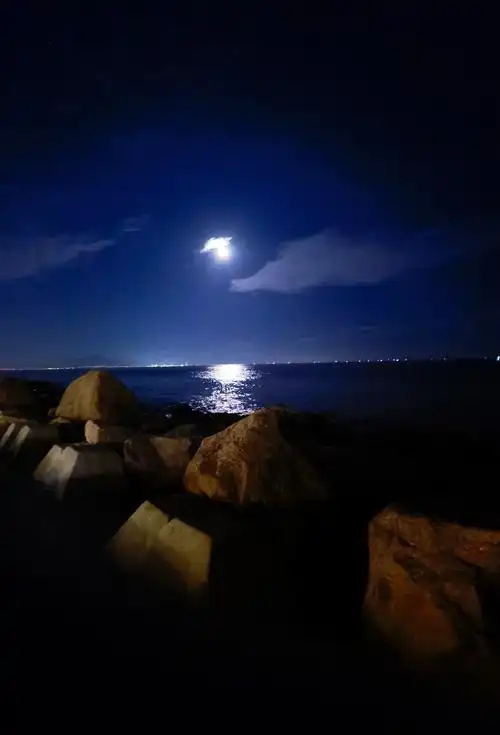 夜晚的海边