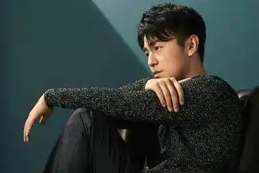 原创明星风范雷佳音偶遇粉丝亲切签名温暖举动获赞无数