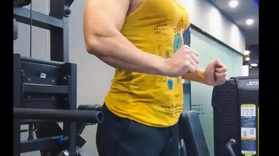 想练好胸肌必练动作双杠臂屈伸