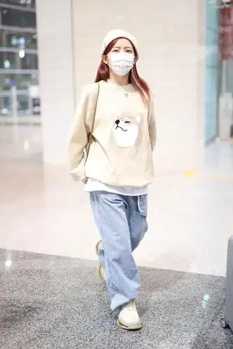 赖美云街拍:柴犬卫衣条纹牛仔裤balenciaga老爹鞋可可爱爱