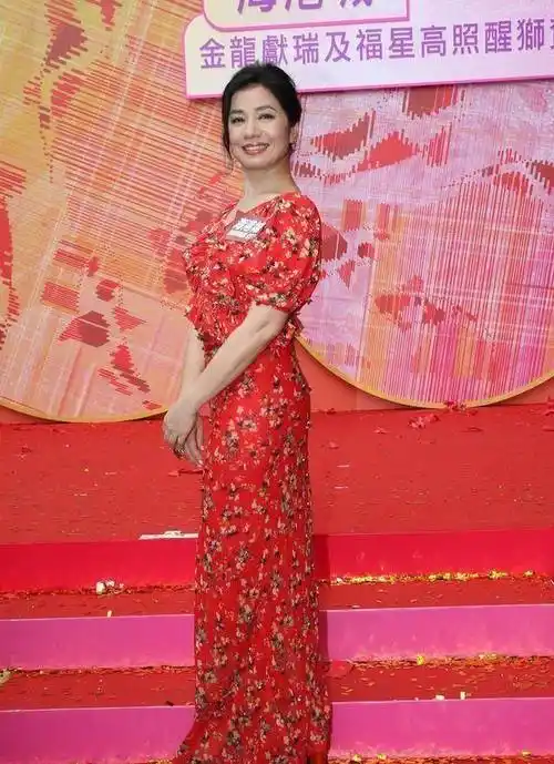 60岁钟楚红美人迟暮,难掩岁月痕迹,气质依旧出众_时尚_女性_钟楚曦