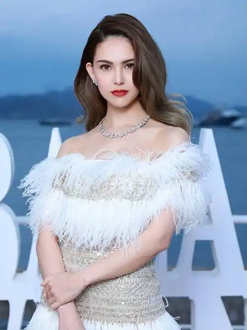 周杰伦妻子昆凌发布游泳池照片网友恢复能力太强