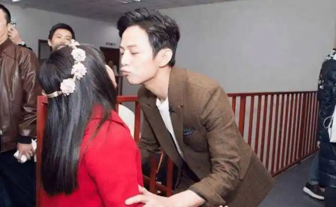 何炅大家都知道,是非常知名的主持人,何炅在娱乐圈中的地位也很高