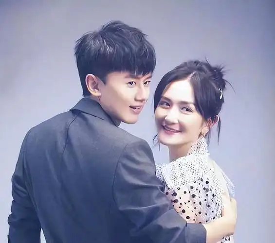 在9月26日,一些照片在网上曝光,展示了谢娜和她的丈夫张杰前一天晚上