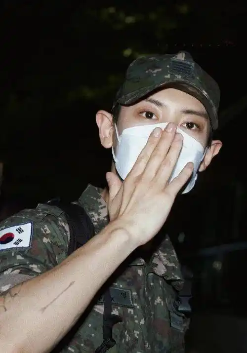 朴灿烈退伍后首晒自拍三宫格,清秀帅气,大眼睛跟个葡萄似的_网友_内容