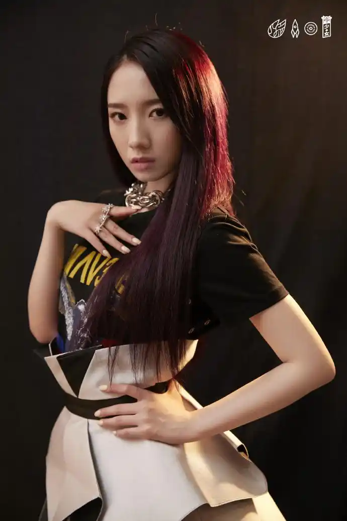 简介:孟美岐性感朋克造型写真图片,分享一组孟美岐图片给大家,图中的