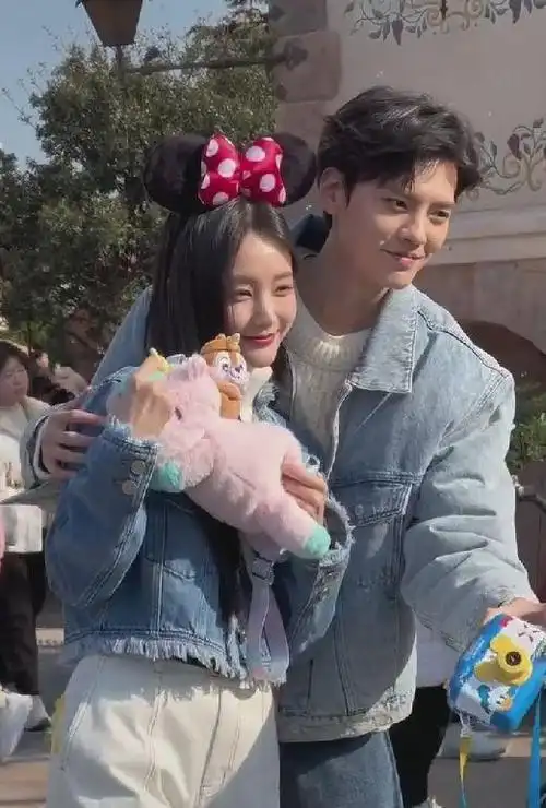 迪斯尼遇见李一桐和毕雯珺抱臀合影留念情侣男帅女配真好
