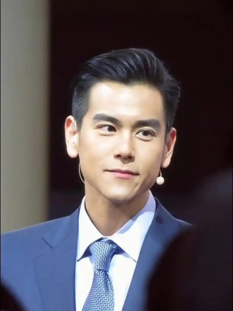 彭于晏 行走的画报 全场星星眼99西装彭无敌