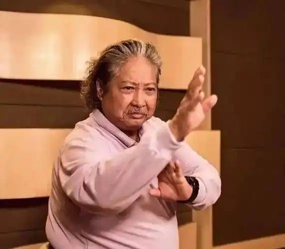 72岁洪金宝近照曝光,沧桑老相行动不便,走路需要有人用轮椅推