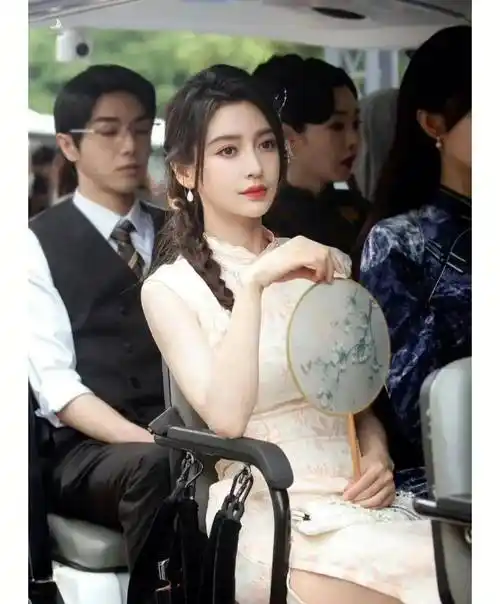 孙怡美腿惊艳全场,杨颖穿蕾丝短裙却尴尬,不仅年龄输了还输了腿_造型