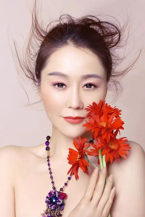 data-lemmaid="233356">中央民族大学 /a>声乐系毕业,华语乐坛女歌手