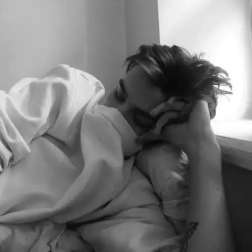 黑白男生头像没有很刻意的去想念你