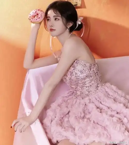 鞠婧祎惊艳登场粉裙时尚魅力尽显