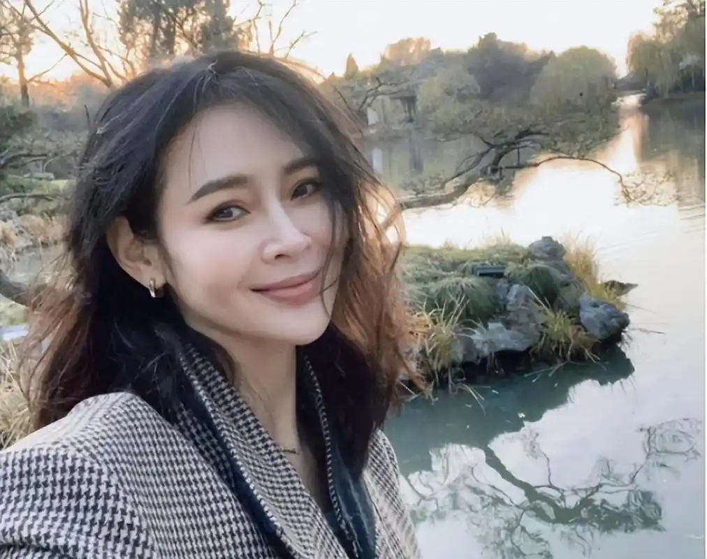 回顾演员于明加相亲嫁圈外老公恩爱十一年生两女被丈夫疼爱