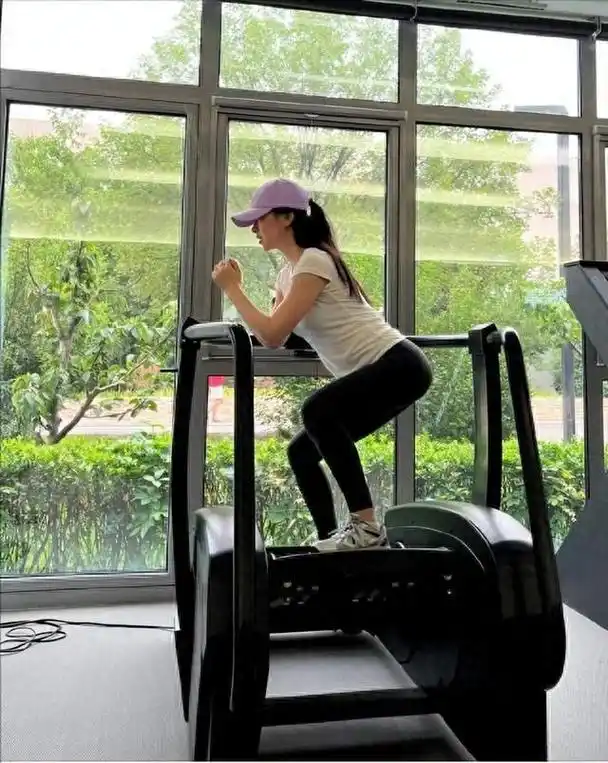 39岁朱珠健身照登上热搜这腰臀比让人羡慕一点不像生完娃的人