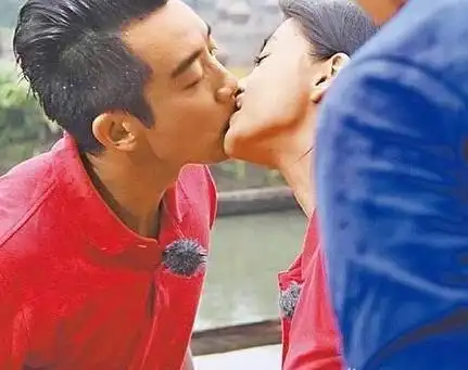 杨颖和黄晓明的亲吻照_郑恺和baby睡觉接吻