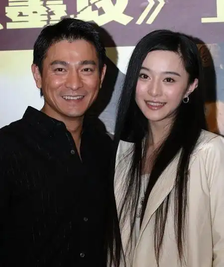 刘德华和谁合影都是微笑,唯独在她面前,连"天王的形象"都不顾