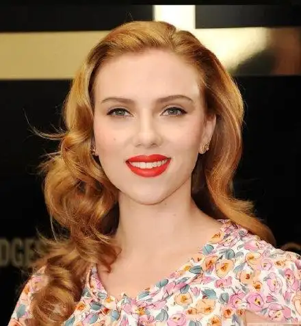 斯嘉丽 斯嘉丽的五官属于非常精致的类型,大气的长相让她适合很多种